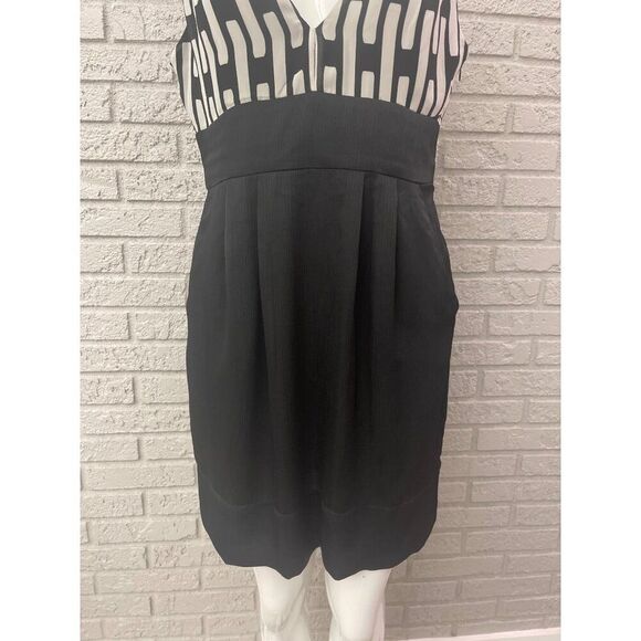 BCBGeneration Women Black & White V-Neck Sleeveless Cut-Out Dress Size 10 - Picture 4 of 10